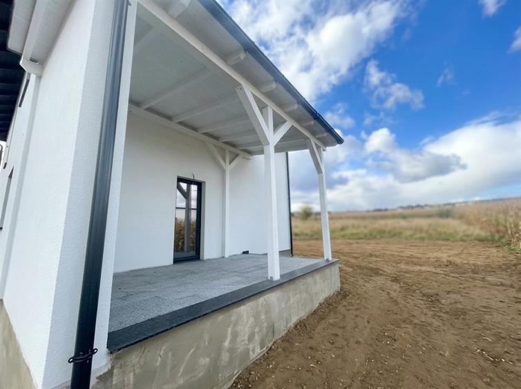 Casă individuală cu 4 camere cu Teren 400 Mp în Ipotești