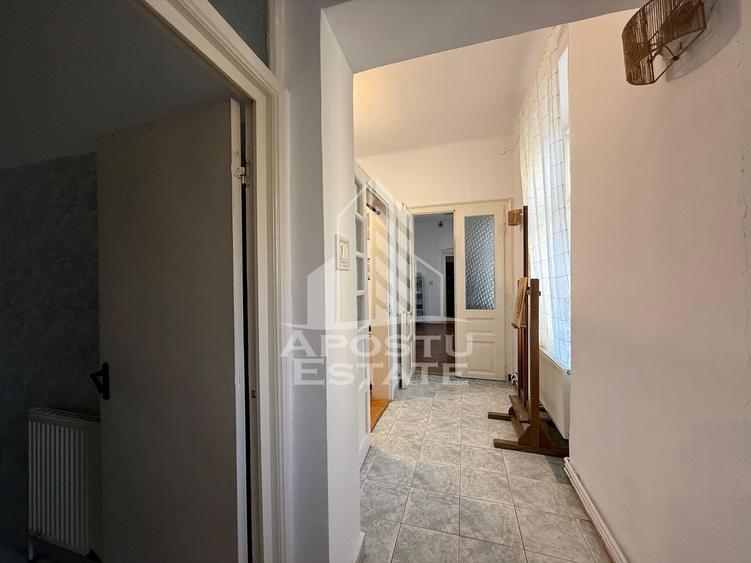 Apartament cu 3 camere semidecomandat, mobilat în Sinaia