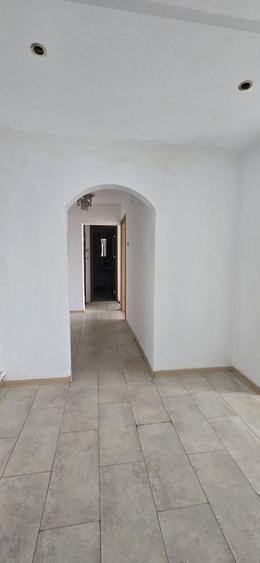 Apartament cu 3 camere decomandat în Micro 6