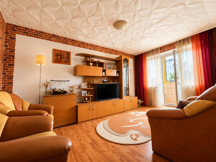Apartament cu 3 camere decomandat în Viziru 3