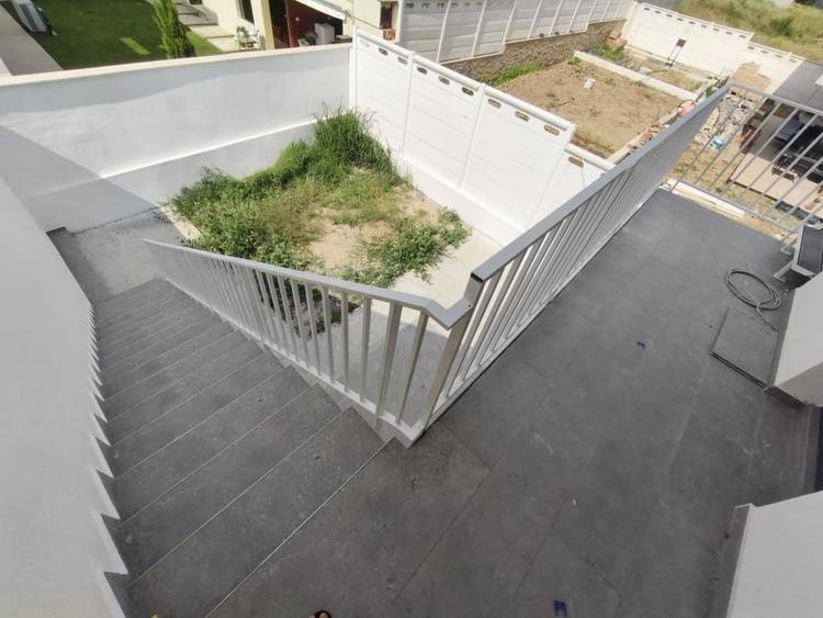 Duplex cu 8 camere cu Canalizare în Nord