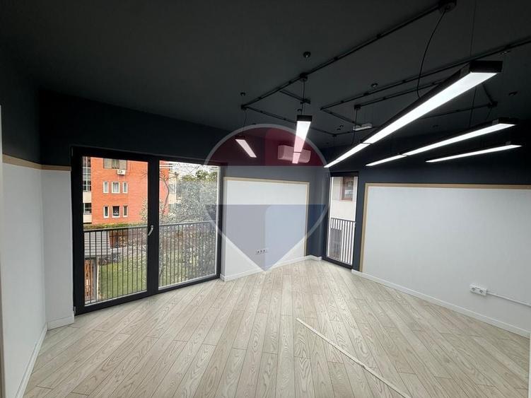 Casă individuală cu 13 camere cu Teren 600 Mp în Zorilor