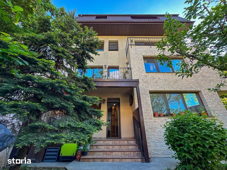 Casă cu 10 camere cu Teren 322 Mp în Titan