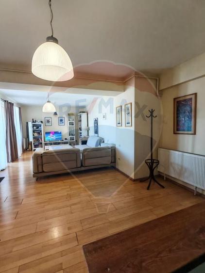 Apartament cu 3 camere decomandat, mobilat în Blumăna