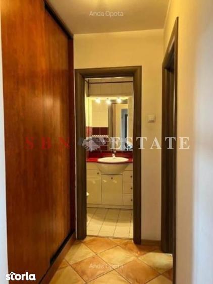 Apartament cu 3 camere semidecomandat, mobilat în Tineretului