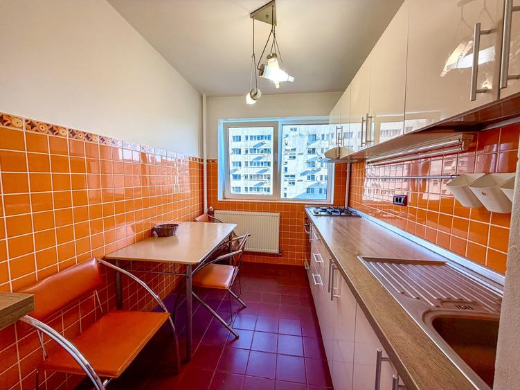 Apartament cu 3 camere semidecomandat, mobilat în Dristor