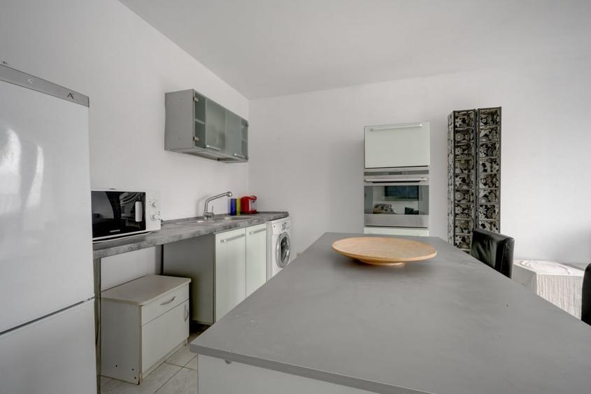 Apartament cu 2 camere semidecomandat, mobilat în Calea Călărașilor