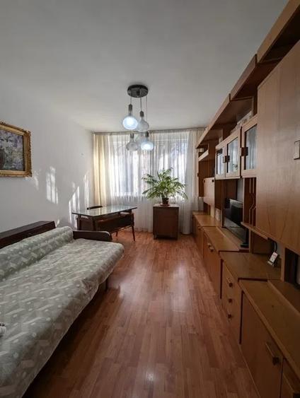 Apartament cu 3 camere decomandat, mobilat în Berceni