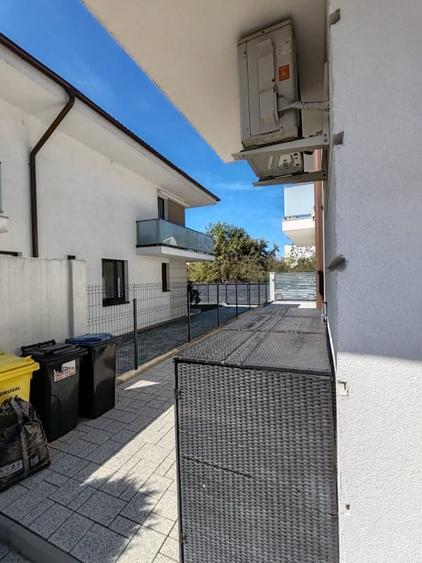 Duplex cu 4 camere cu Canalizare în Exterior Vest