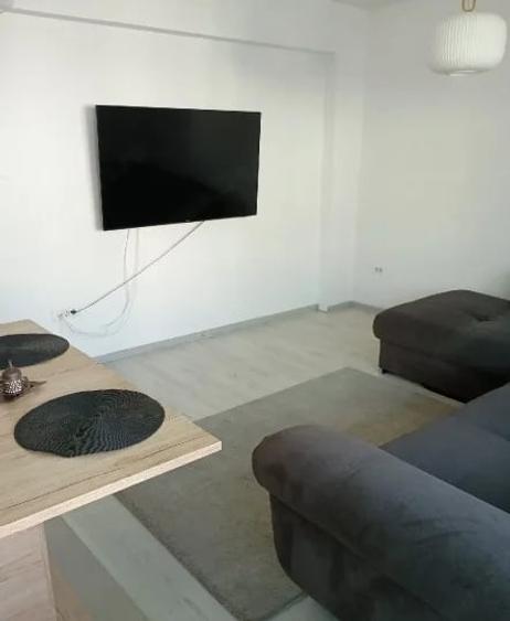 Apartament cu 3 camere semidecomandat, mobilat în Theodor Pallady