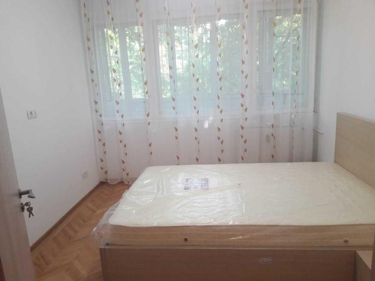 Apartament cu 3 camere semidecomandat în Mihai Bravu