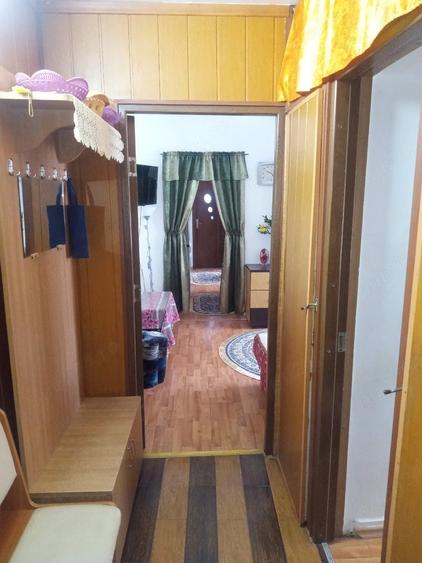Apartament cu 4 camere semidecomandat în Petros