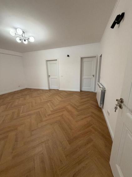 Apartament cu 3 camere decomandat în Lahovari