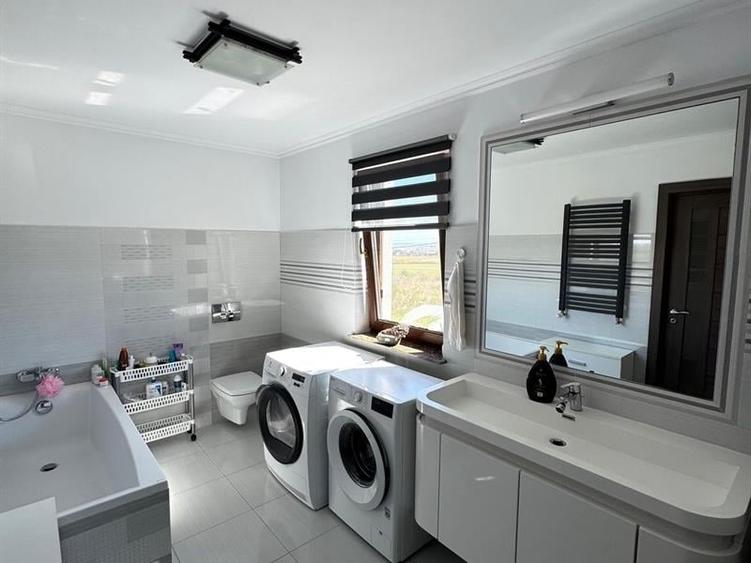 Casă individuală cu 4 camere cu Teren 465 Mp în Ipotești