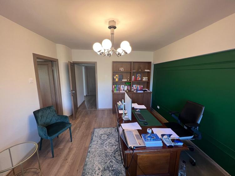 Apartament cu 4 camere semidecomandat, mobilat în P-ța Unirii