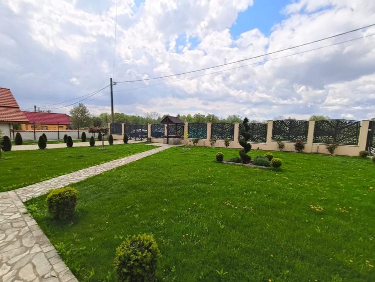 Casă individuală cu 5 camere cu Garaj în Crasna