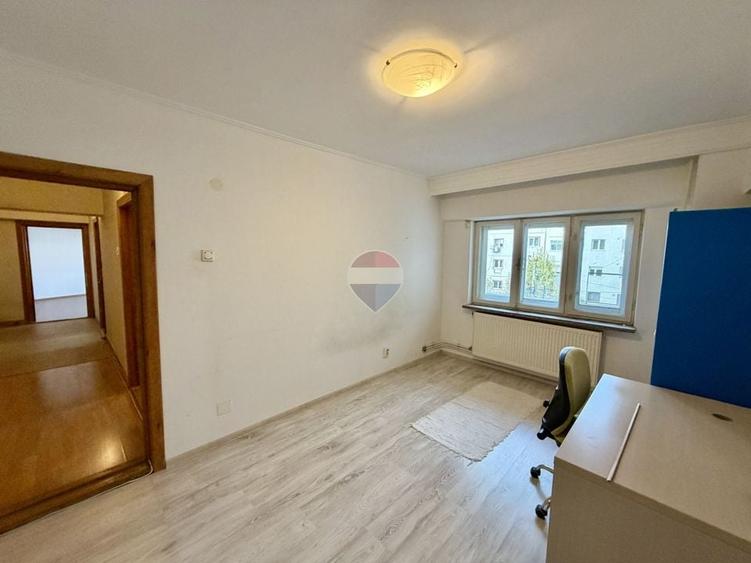 Apartament cu 3 camere decomandat în Central