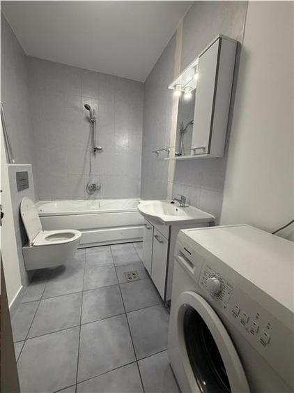 Apartament cu 3 camere semidecomandat, mobilat în Central