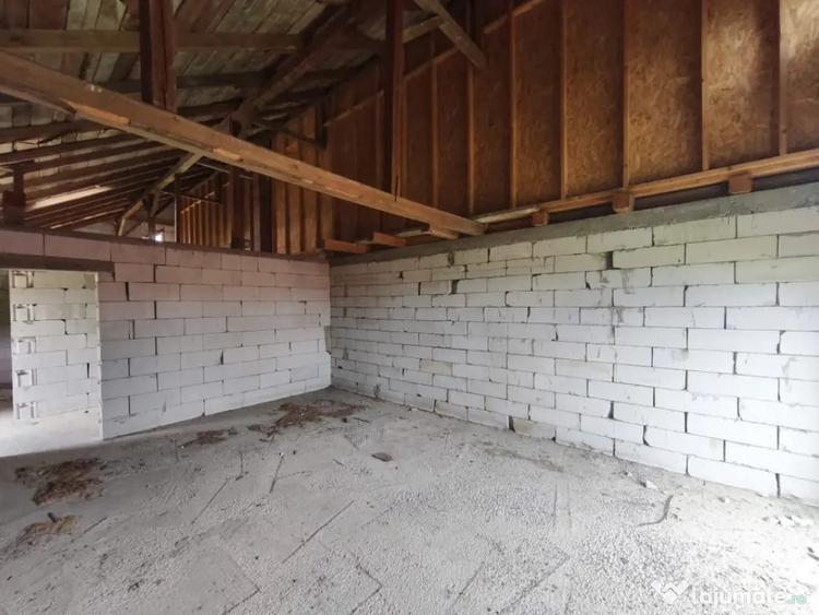 Casă cu 2 camere cu Teren 4400 Mp în Central