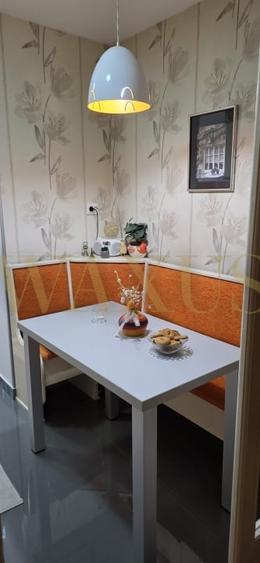 Apartament cu 3 camere semidecomandat, mobilat în Central