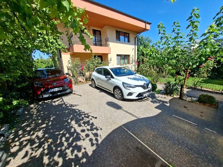 Casă individuală cu 5 camere cu Teren 722 Mp în Central