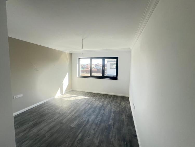 Duplex cu 3 camere cu Canalizare în Sânpetru