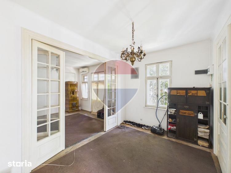 Apartament cu 3 camere semidecomandat în Moșilor