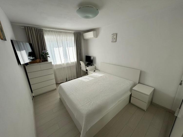 Apartament cu 3 camere semidecomandat în Tineretului