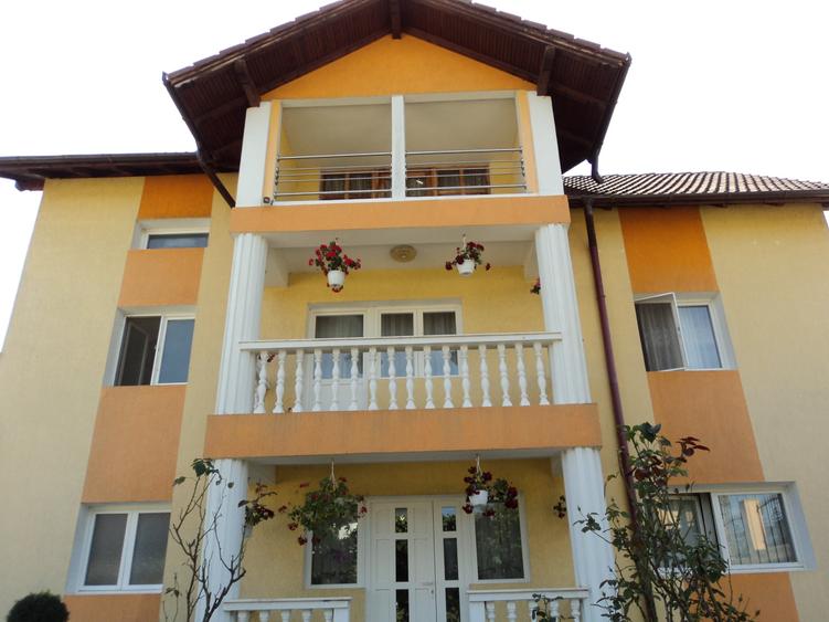 Casă cu 5 camere cu Garaj în Bujoreni