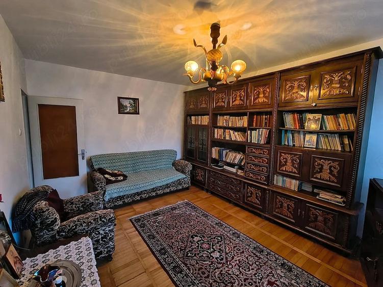 Apartament cu 3 camere decomandat în Pod