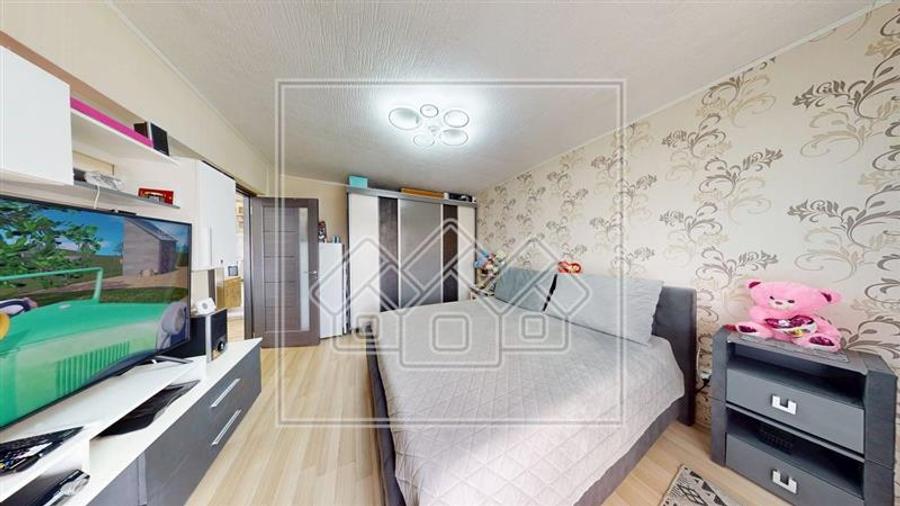Apartament cu 3 camere decomandat în Mihai Viteazul