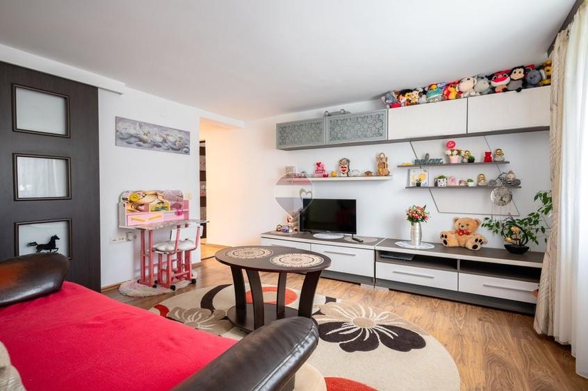 Apartament cu 3 camere decomandat, mobilat în Turcheș