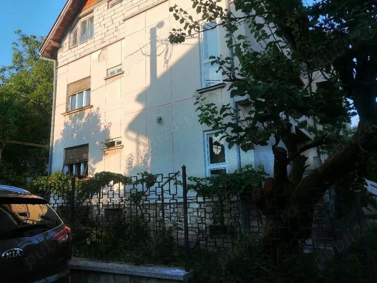 Casă cu 5 camere în Central