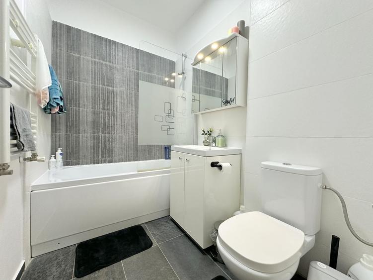 Apartament cu 3 camere semidecomandat, mobilat în Girocului