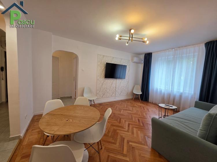 Apartament cu 3 camere semidecomandat în P-ța Romană
