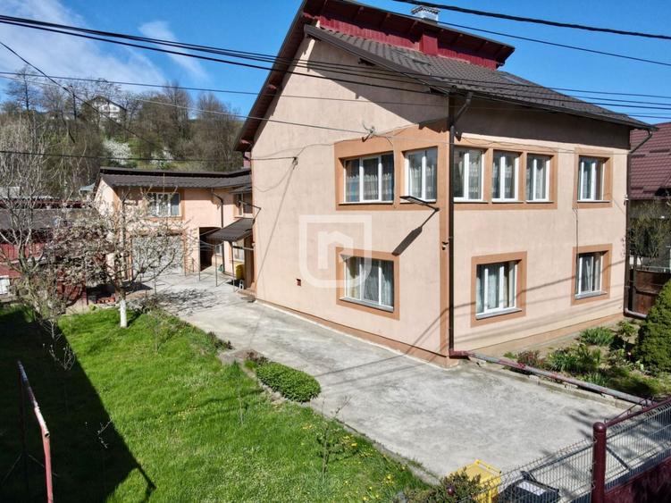 Casă individuală cu 6 camere cu Canalizare în Central