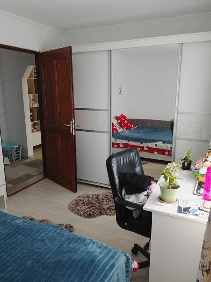 Apartament cu 3 camere semidecomandat în Micro 16