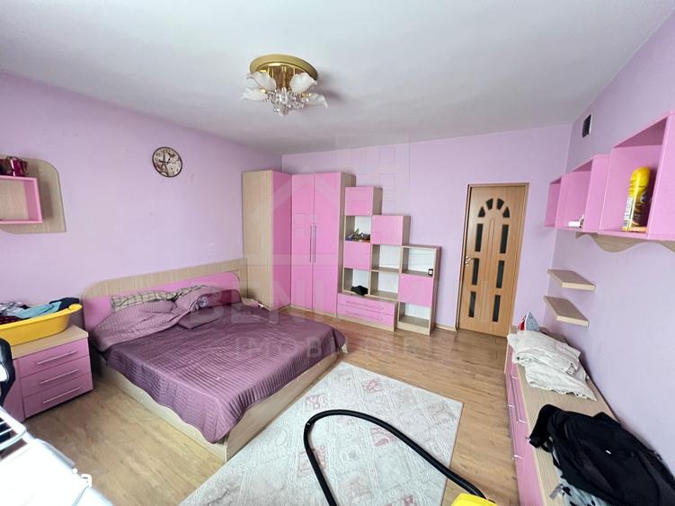 Casă cu 8 camere cu Teren 1100 Mp în Central