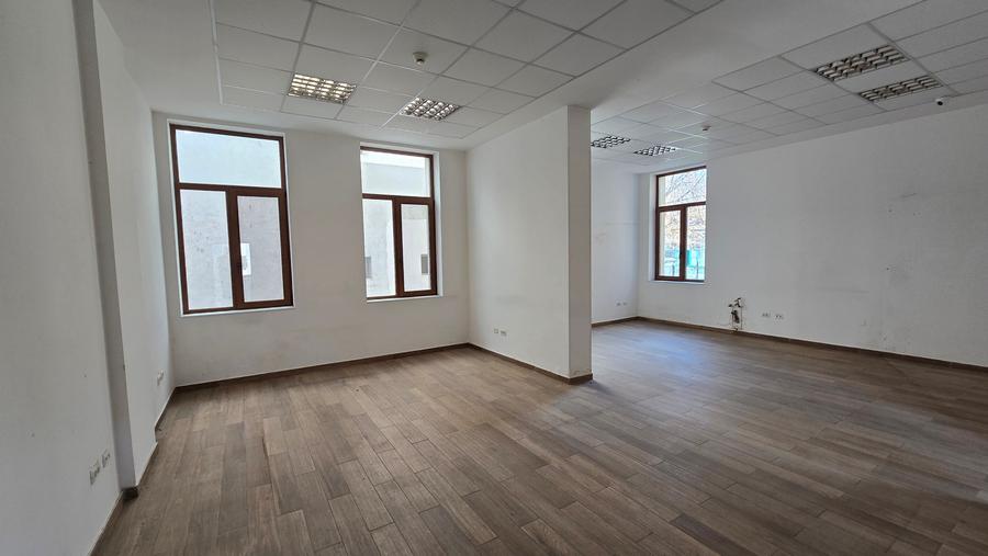 Casă cu 11 camere cu Canalizare în Ultracentral