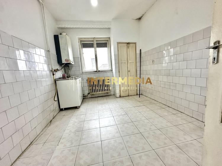 Apartament cu 2 camere semidecomandat, mobilat în Cetate