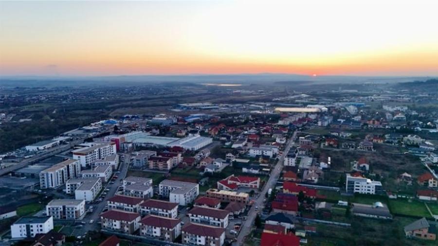 Apartament cu 3 camere decomandat în Valea Roșie