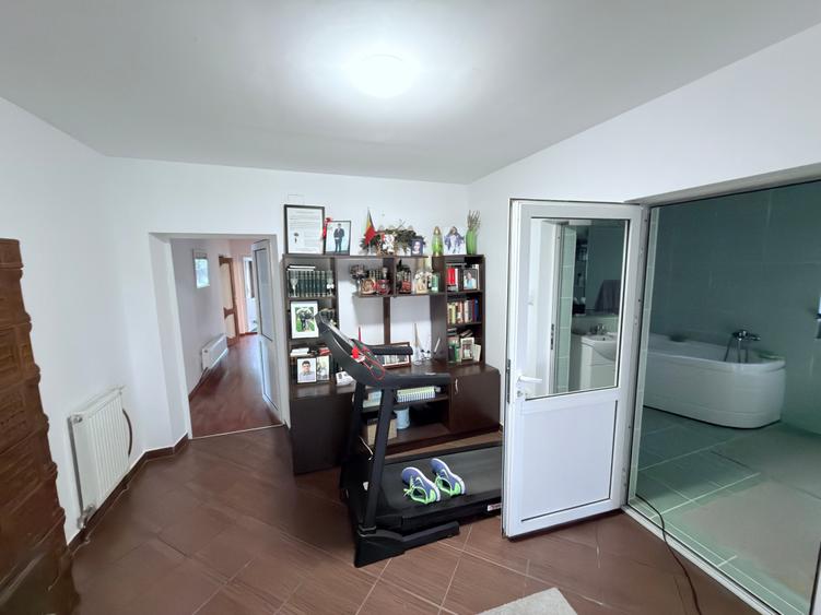 Casă individuală cu 4 camere cu Teren 1600 Mp în Central