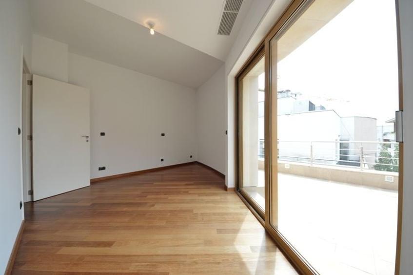 Apartament cu 5 camere decomandat în Primăverii