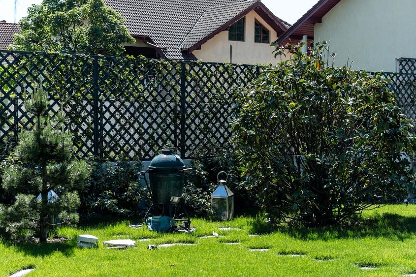 Casă individuală cu 7 camere cu Canalizare în Central