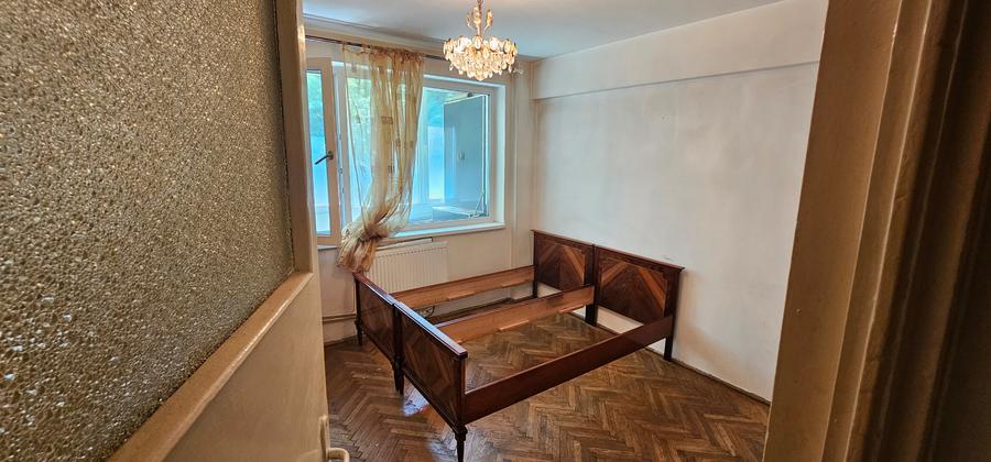 Apartament cu 3 camere semidecomandat în Gara de Nord