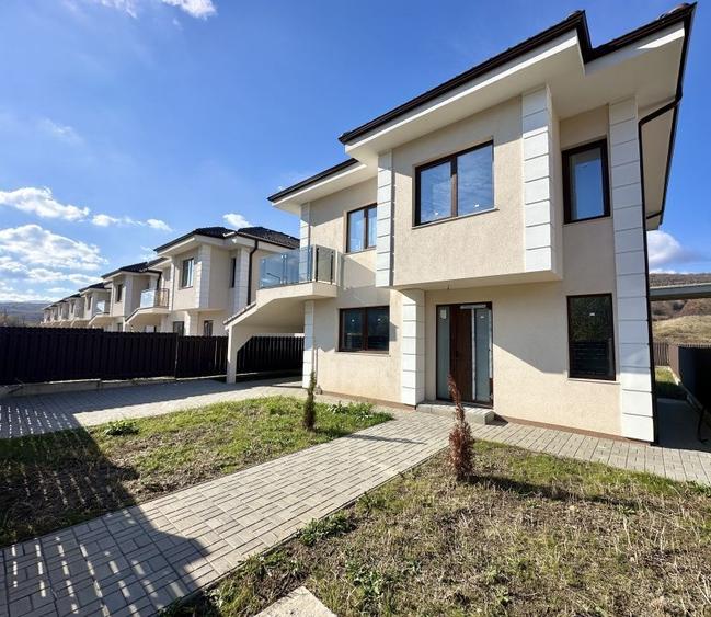 Casă individuală cu 4 camere cu Canalizare în Luna de Sus