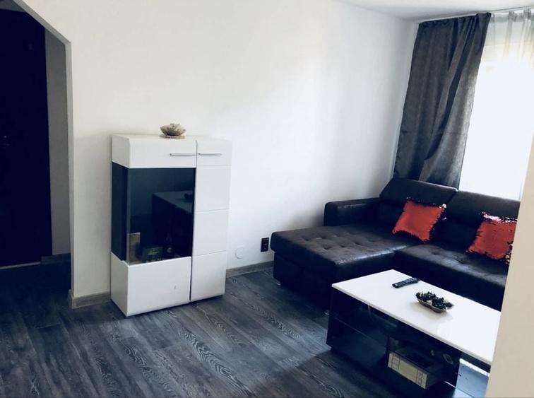 Apartament cu 3 camere decomandat în Rovine