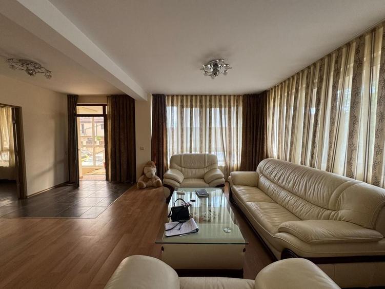 Apartament cu 3 camere semidecomandat, mobilat în Sud