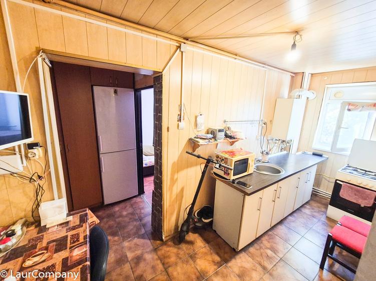 Apartament cu 3 camere semidecomandat în Trivale
