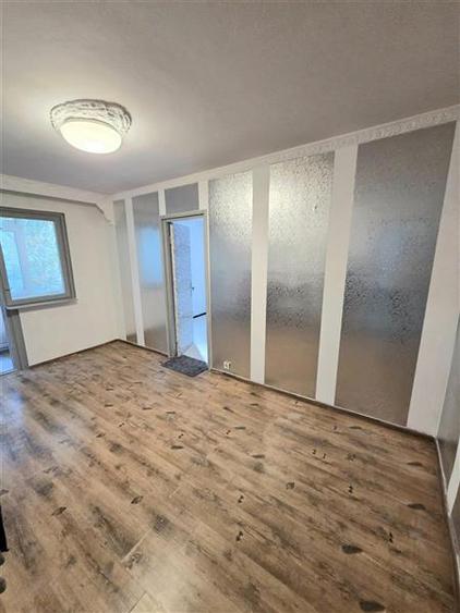 Apartament cu 3 camere semidecomandat în Groapa
